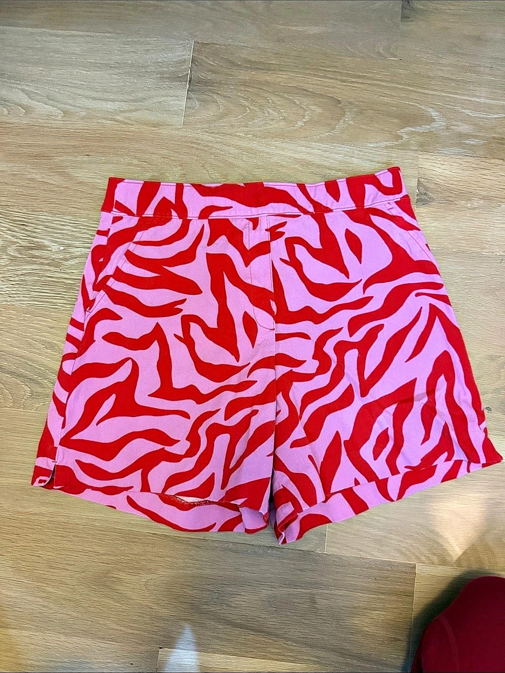 SPANX On-The-Go Print Shorts High Waist Shorts Pink & Red Medium